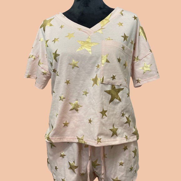 Size medium pink and gold printed star casual short and shirt set - Picture 4 of 6